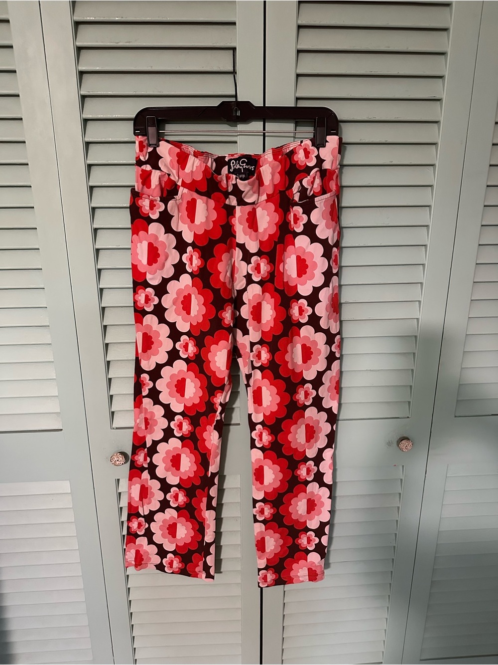 Lesley Evers Audrey Pants in - Pink & Red Retro Blossoms